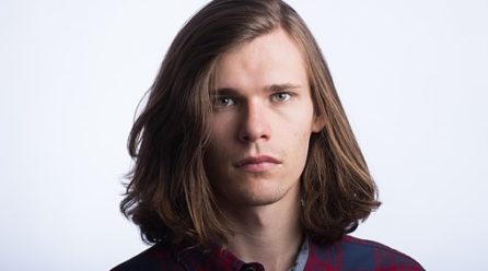 ロングヘアの男性が忘れてはならない薄毛対策とは