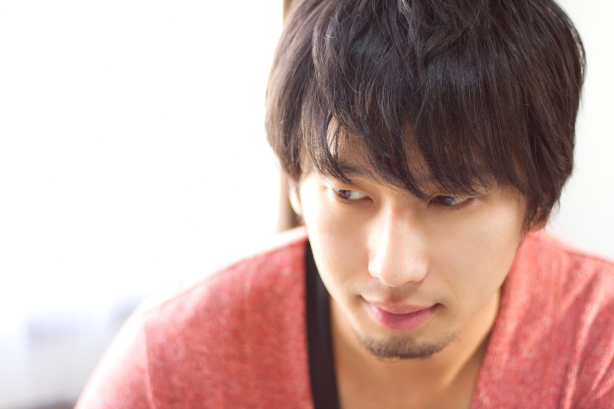 面長のメンズの髪型のポイントは「横」