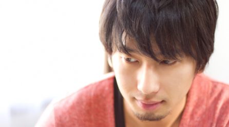 面長のメンズの髪型のポイントは「横」