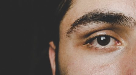 なかなかスタイリングが決まらないメンズは眉毛もカットしてみよう