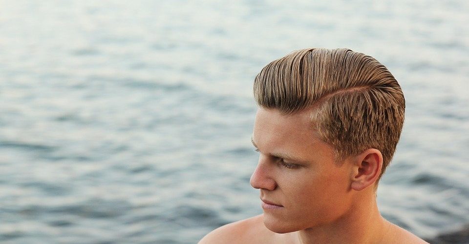 外でも簡単ヘアケア！パサついた髪とスタイリング復活方法