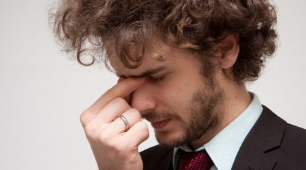 薄毛対策には頭皮のケアが重要！男性が気を付けるべきヘアケアについて