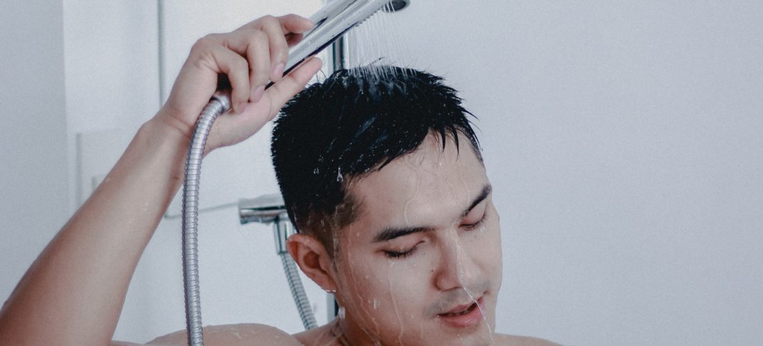 洗髪時の平均的な抜け毛量は 正しい洗髪方法で今すぐ予防せよ メンズヘアポータル 毎日 かっこいい 男に