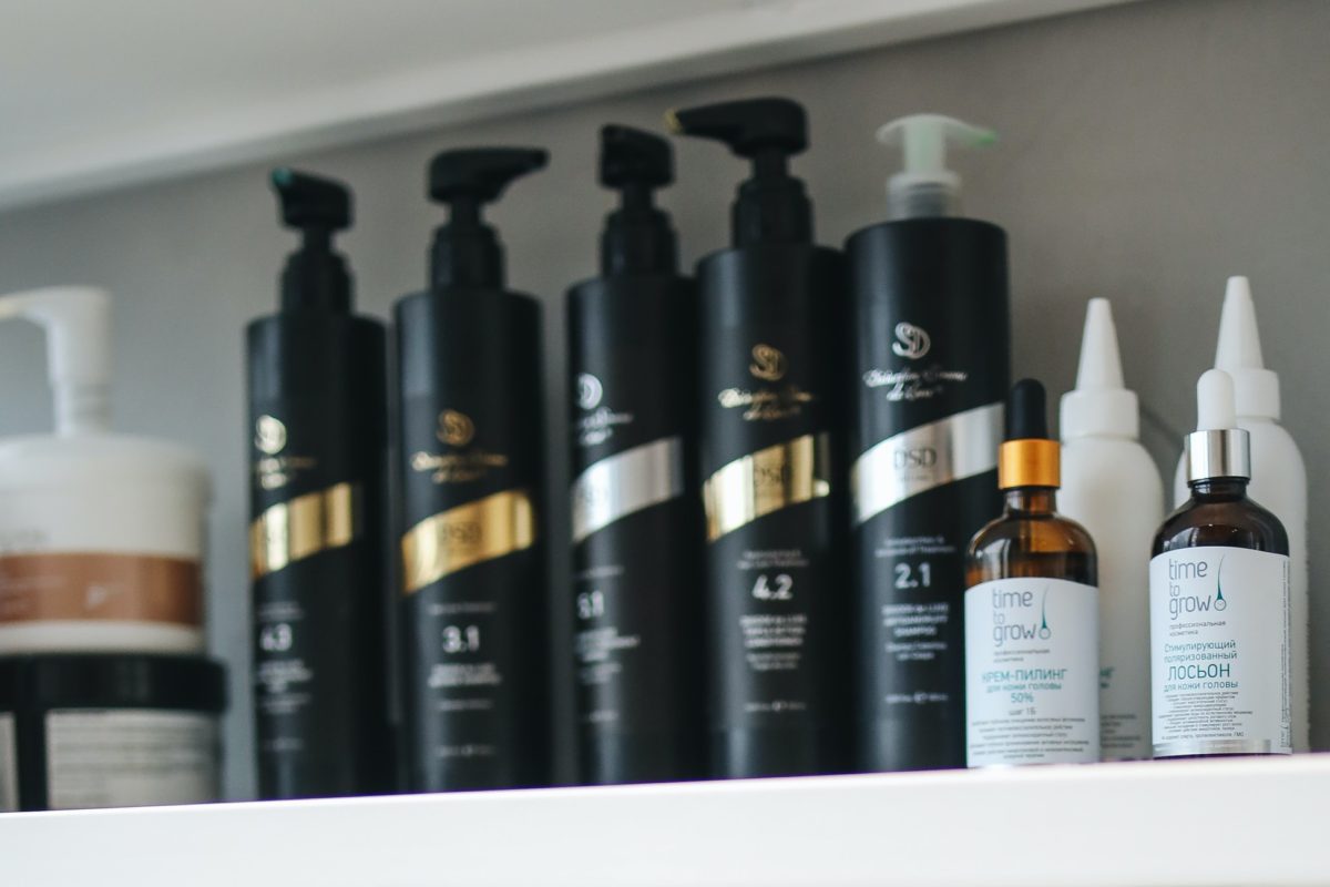 シャンプーだけで剛毛をサラサラにできる？他の方法も検討した方が良い？