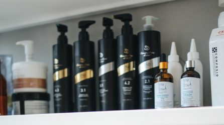 シャンプーだけで剛毛をサラサラにできる？他の方法も検討した方が良い？