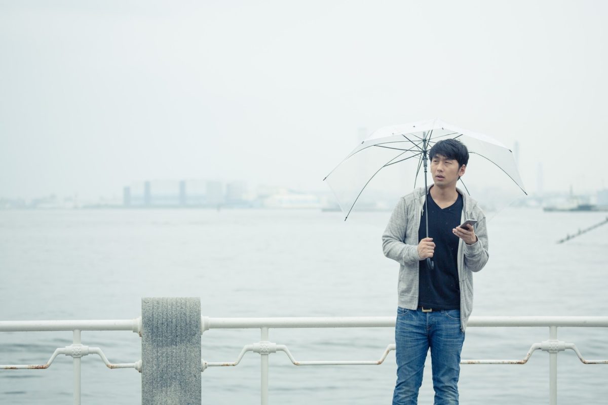 雨や湿気で髪がバサバサ！今日からできるメンズ向け湿気対策