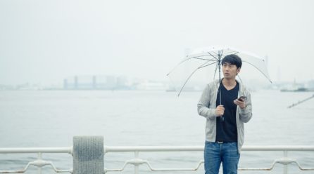 雨や湿気で髪がバサバサ！今日からできるメンズ向け湿気対策