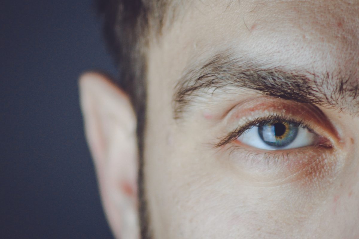 男の眉毛カット手入れ方法。自宅でも簡単にできます！