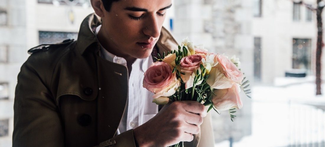 20代なのに抜け毛が増えてきたら？対策と知識で立ち向かおう！