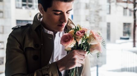 20代なのに抜け毛が増えてきたら？対策と知識で立ち向かおう！