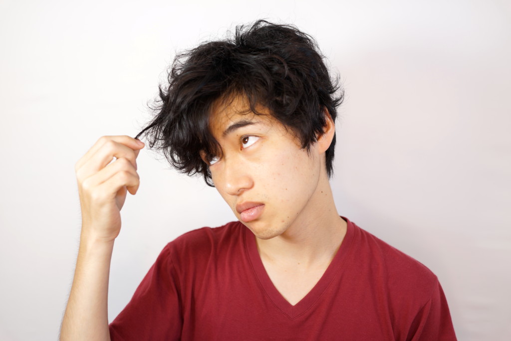 湿気だけじゃない！メンズの髪がうねる原因とうねり対策方法