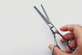 襟足を自分で切るための道具やコツは？失敗したときの対処法4つ