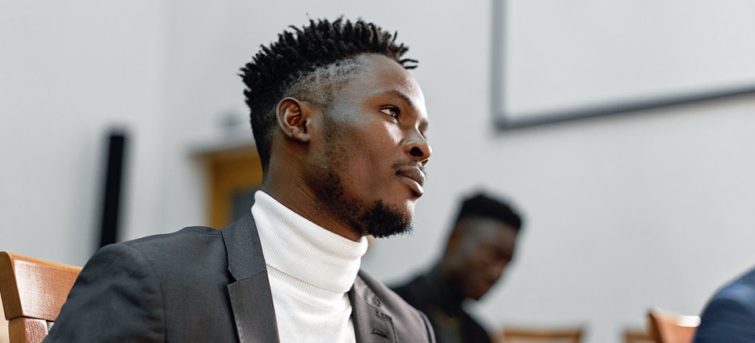 ビジネスシーンのタートルネックでも似合うメンズのヘアスタイルは？