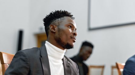 ビジネスシーンのタートルネックでも似合うメンズのヘアスタイルは？