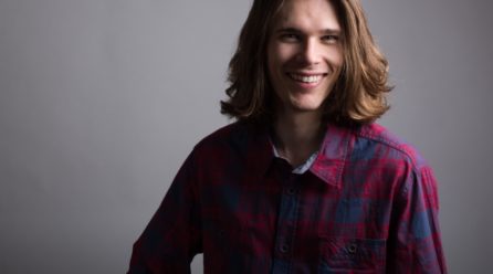 分け目を変えると印象も変わる！左右どっちに分けると良い？