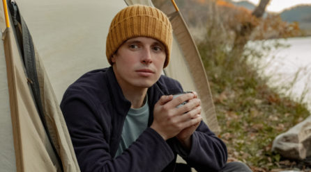 メンズがニット帽を被るときの髪型は？髪型を崩さないコツやヘアアレンジ