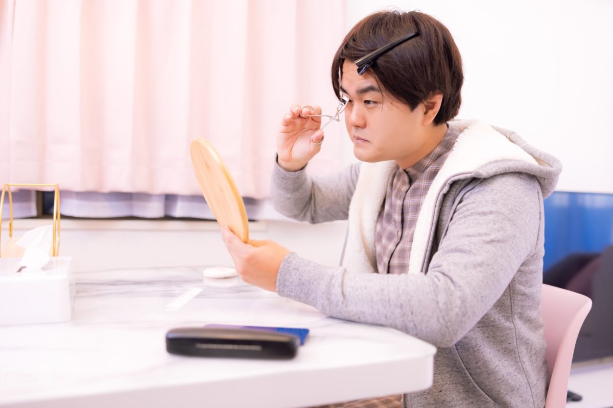 ハイトーンカラーにしたら眉毛の色にも気を配るのは常識