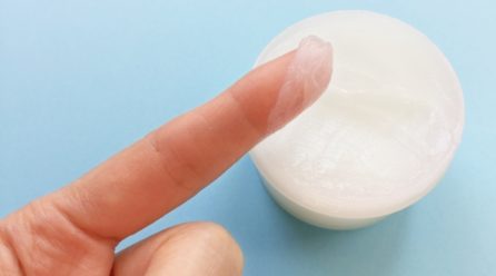 ワセリンで髪のケアをするメリットとは？注意点とデメリット解消法