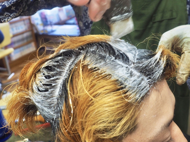 わざと髪をプリンにするのはダサい？クールなプリンカラーにする方法