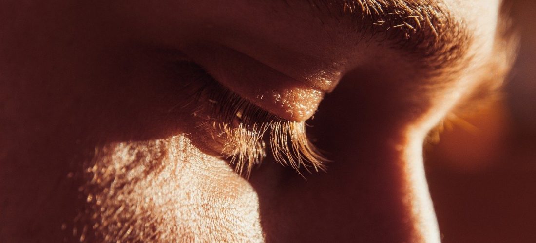 ハイトーンカラーで整えた眉毛の色は伸びてきたらどうする?