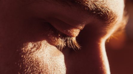 ハイトーンカラーで整えた眉毛の色は伸びてきたらどうする？