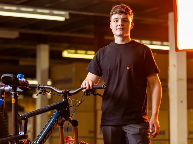 ダサい髪型だと思われている男性に共通している4つの理由とその対策